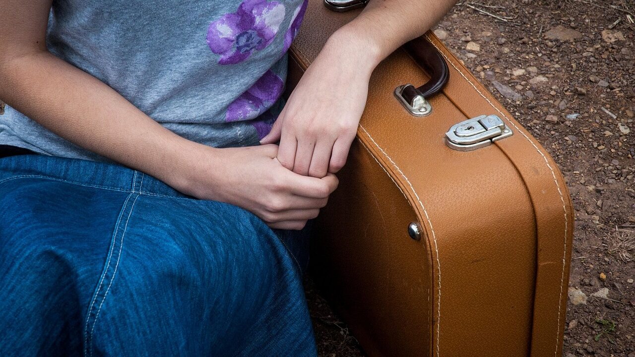 travel, suitcase, girl-1934330.jpg